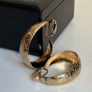 Vintage Etched Floral Gold Wide Hoop Clip Earrings 1.5” Statement